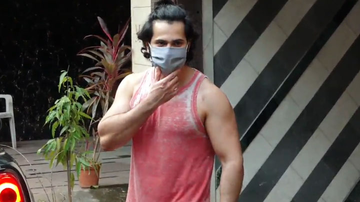 Varun Dhawan spotted in Juhu Varun Dhawan spotted in Juhu
