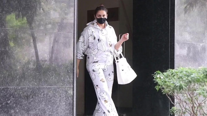 Huma Qureshi spotted post clinic visit in Bandra Huma Qureshi spotted post clinic visit in Bandra
