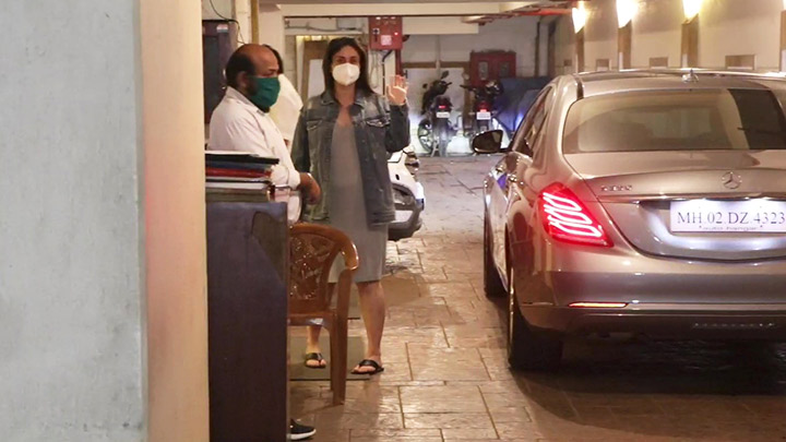 Kareena Kapoor & Saif Ali Khan Snapped At Bandra Kareena Kapoor & Saif Ali Khan Snapped At Bandra