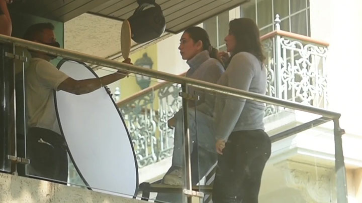 Kareena Kapoor and Karisma Kapoor spotted at their home ...