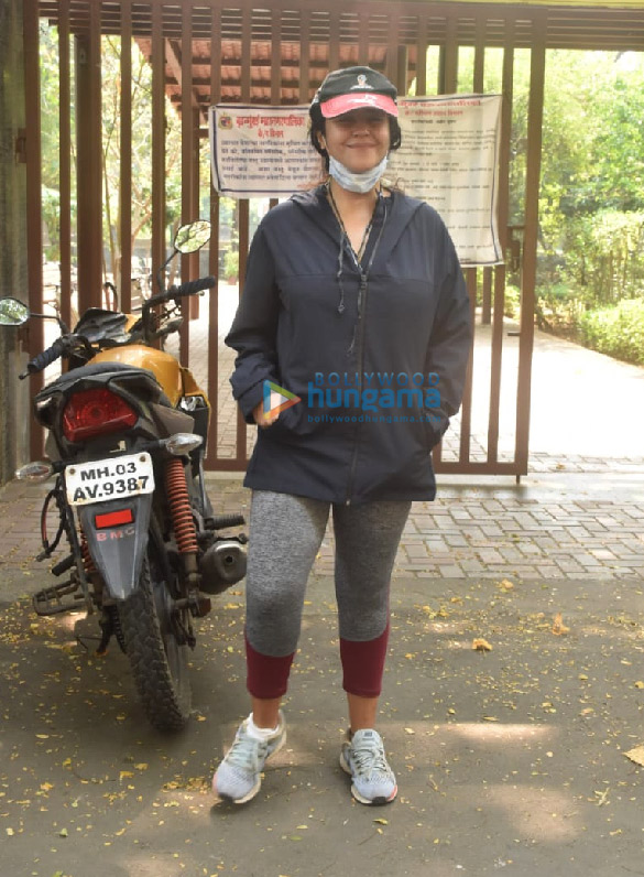 Photos: Ekta Kapoor snapped in Juhu Photos Ekta Kapoor snapped in Juhu (1)