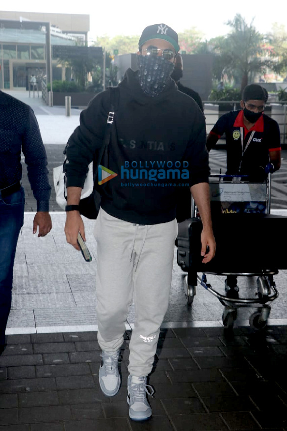 Photos: Ranbir Kapoor and Anupriya Goenka and others snapped at the airport Photos: Ranbir Kapoor and Anupriya Goenka and others snapped at the airport