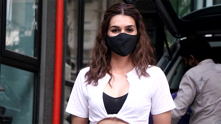 Kriti Sanon snapped arriving at Maddock films office Khar Kriti Sanon snapped arriving at Maddock films office Khar