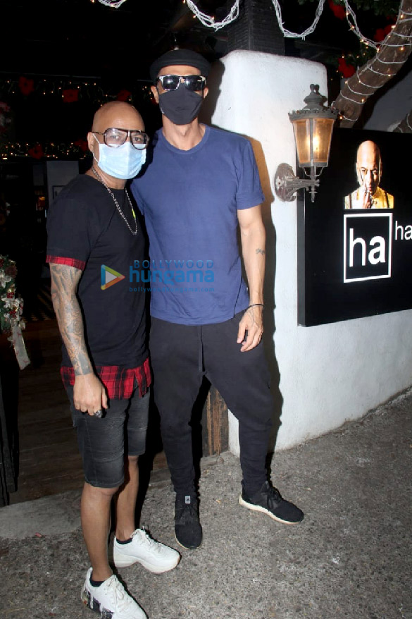 Photos: Arjun Rampal snapped at Hakim’s Aalim salon in Khar Photos: Arjun Rampal snapped at Hakim’s Aalim salon in Khar