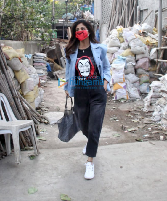Photos: Shilpa Shetty spotted outside a dental clinic in Khar Photos: Shilpa Shetty spotted outside a dental clinic in Khar