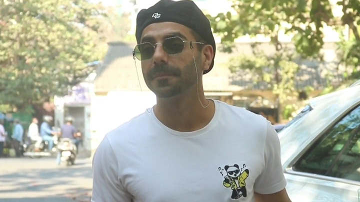 Aparshakti Khurana spotted at Juhu Aparshakti Khurana spotted at Juhu