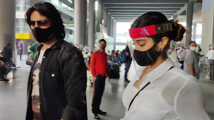 Kartik Aaryan, Janhvi Kapoor and Khushi Kapoor spotted at Airport Kartik Aaryan, Janhvi Kapoor and Khushi Kapoor spotted at Airport
