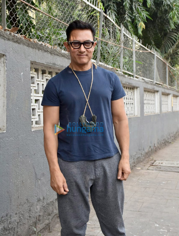 Photos: Aamir Khan snapped in Juhu Photos: Aamir Khan snapped in Juhu