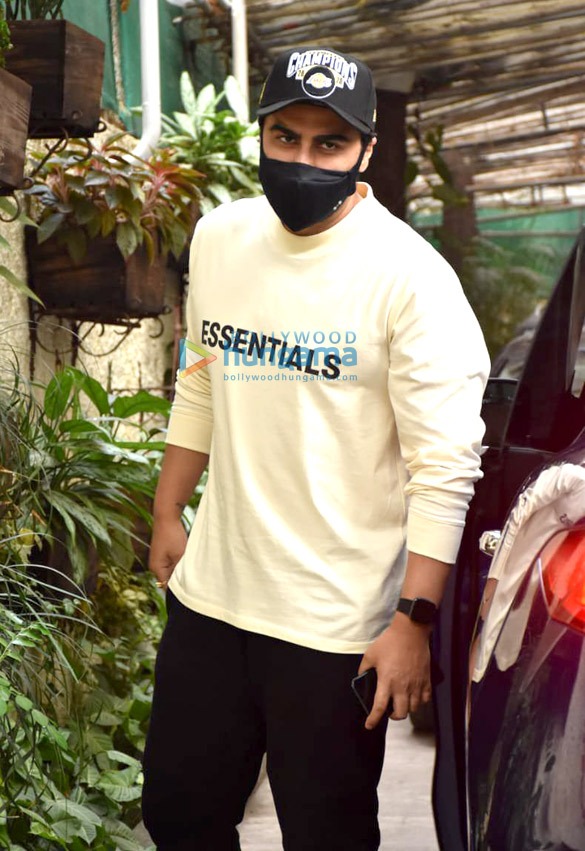 Photos: Arjun Kapoor snapped at a dubbing stdio in Juhu Photos: Arjun Kapoor snapped at a dubbing stdio in Juhu