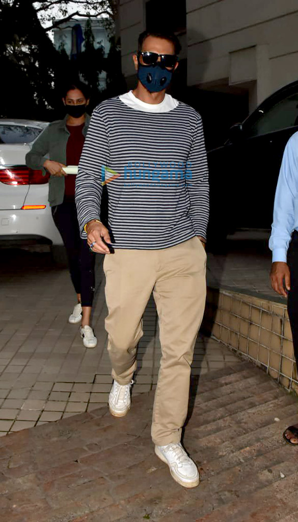 Photos: Arjun Rampal spotted in Khar