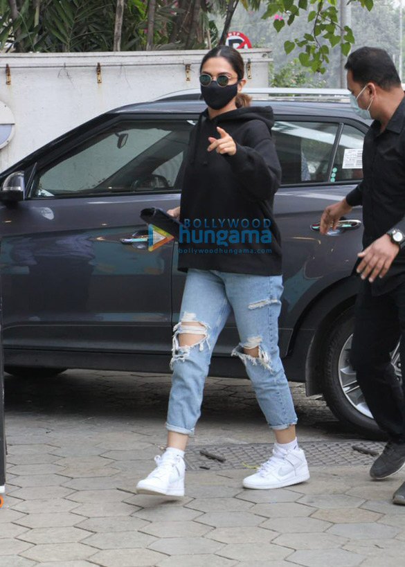 Photos: Deepika Padukone snapped at Foodhall