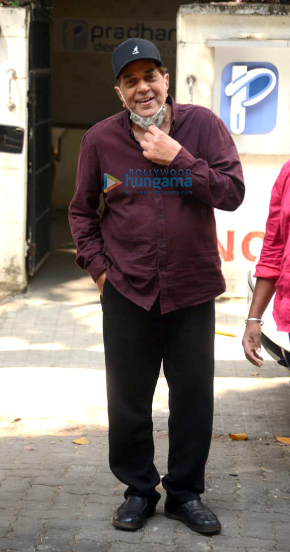 Photos: Dharmendra snapped at a dental clinic in Juhu Photos: Dharmendra snapped at a dental clinic in Juhu