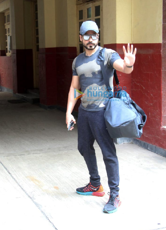 Photos: Emraan Hashmi snapped at I Think Fitness in Bandra Photos: Emraan Hashmi snapped at I Think Fitness in Bandra