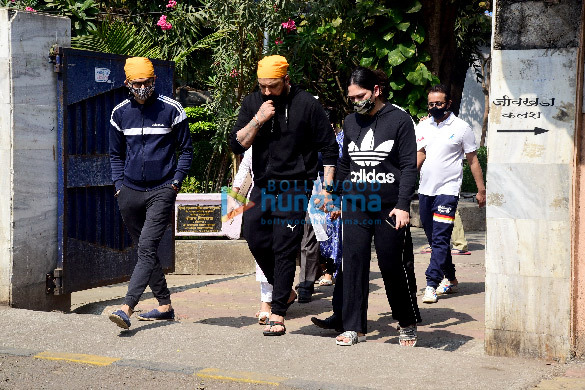 Photos: Funeral of producer Bunty Walia’s father Pirthi Paul Singh Photos: Funeral of producer Bunty Walia's father Pirthi Paul Singh