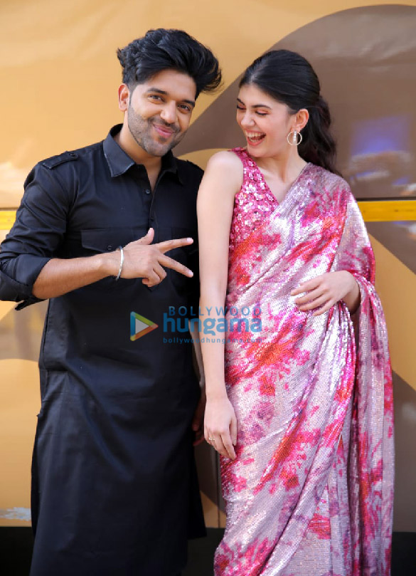 Photos: Guru Randhawa and Sanjana Sanghi snapped on the sets of The Kapil Sharma Show to promote their upcoming song ‘Mehendi Wale Haath’ Photos: Guru Randhawa and Sanjana Sanghi snapped on the sets of The Kapil Sharma Show to promote their upcoming song ‘Mehendi Wale Haath’