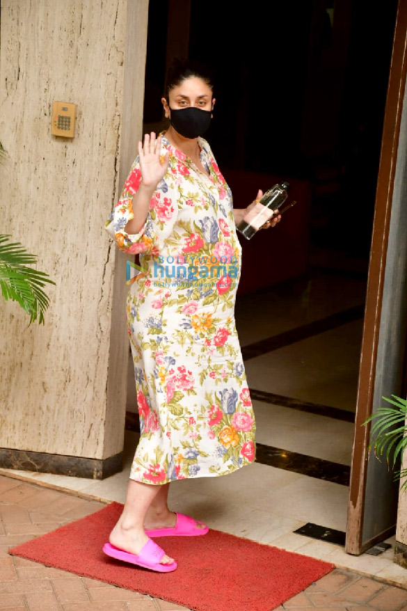Photos: Kareena Kapoor Khan spotted in Bandra Photos: Kareena Kapoor Khan spotted in Bandra