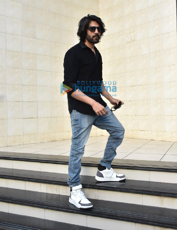 Photos: Kartik Aaryan snapped at Anees Bazmee’s office in Andheri Photos: Kartik Aaryan snapped at Anees Bazmee’s office in Andheri