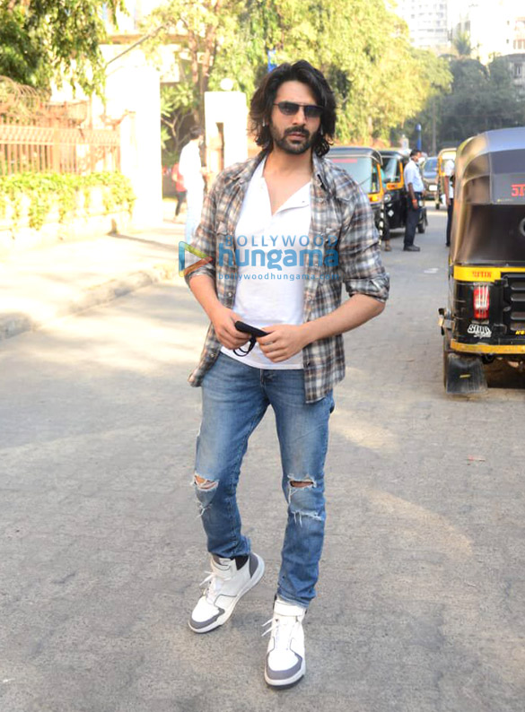 Photos: Kartik Aaryan snapped in Andheri