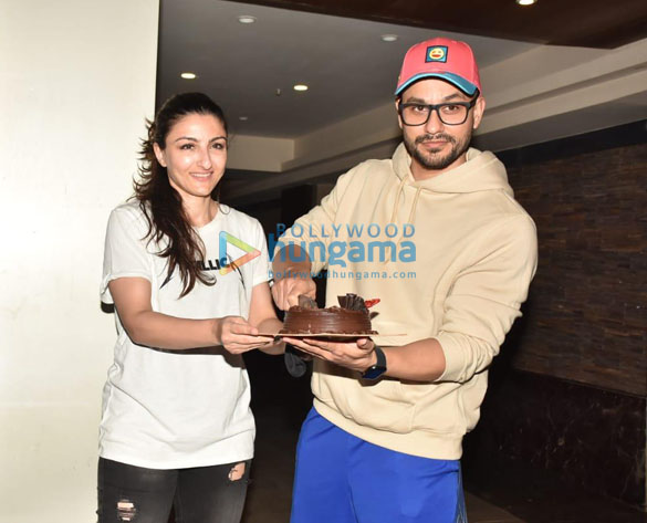 Photos: Kunal Kemmu and Soha Ali Khan snapped celebrating their wedding anniversary