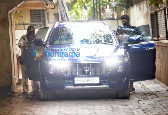 Photos: Malaika Arora and Arjun Kapoor snapped at his home in Juhu Photos: Malaika Arora and Arjun Kapoor snapped at his home in Juhu