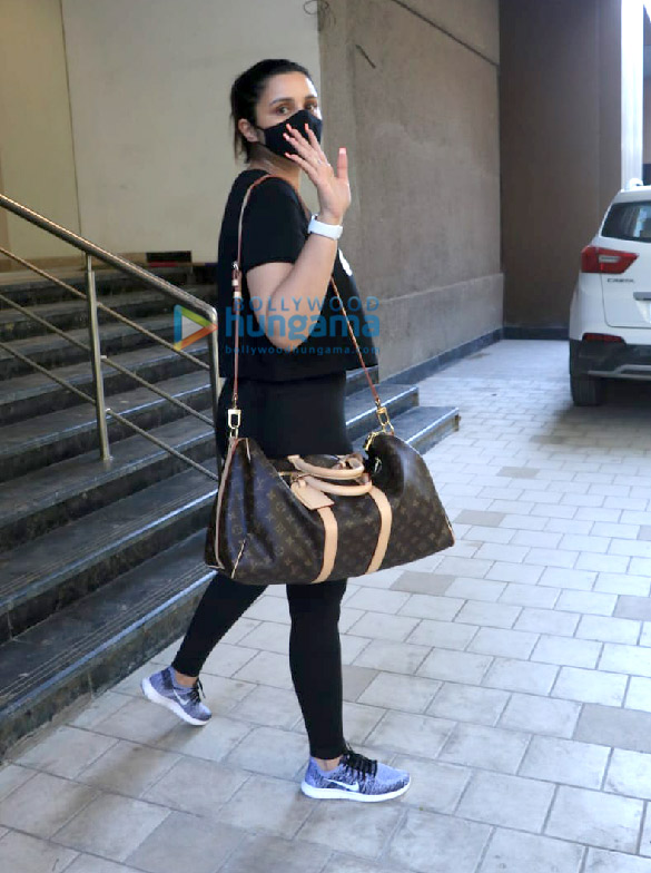 Photos: Parineeti Chopra snapped in Andheri
