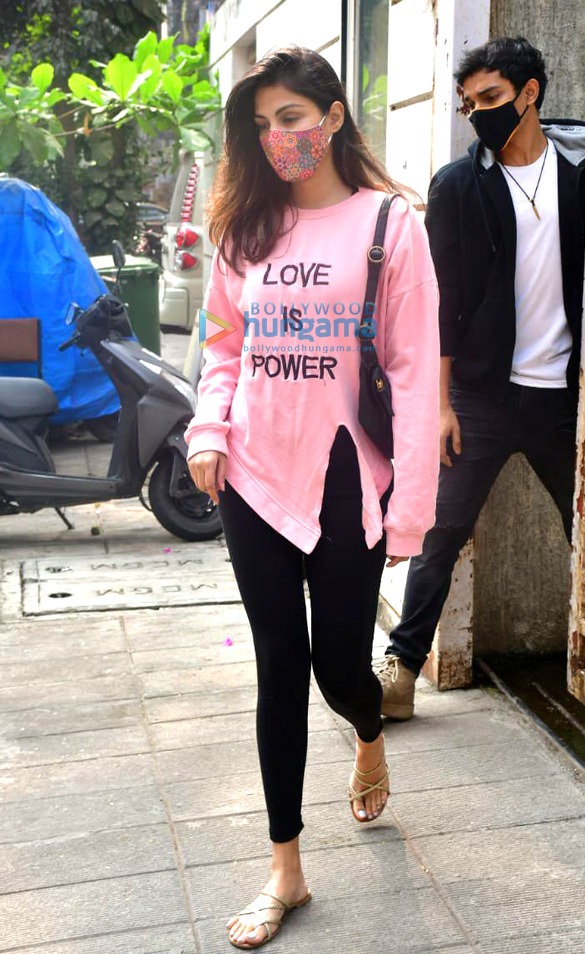 Photos: Rhea Chakraborty spotted house hunting in Bandra with her brother Photos: Rhea Chakraborty spotted house hunting in Bandra with her brother