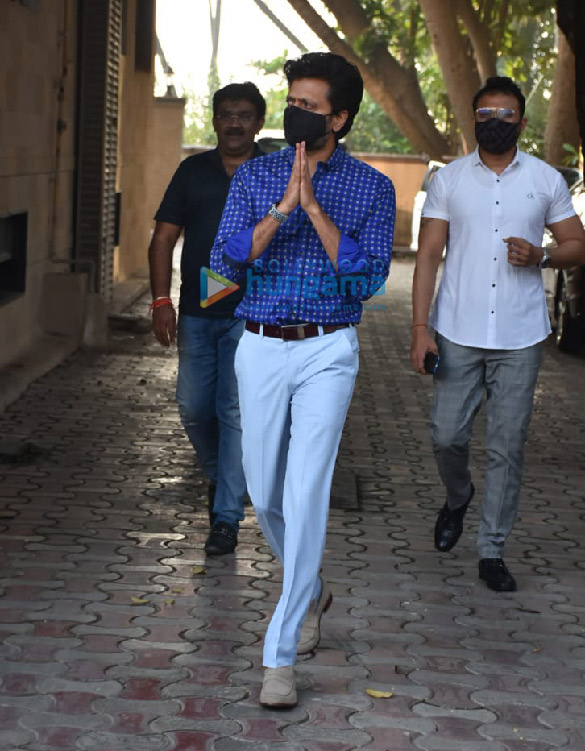 Photos: Riteish Deshmukh snapped in Juhu Photos: Riteish Deshmukh snapped in Juhu