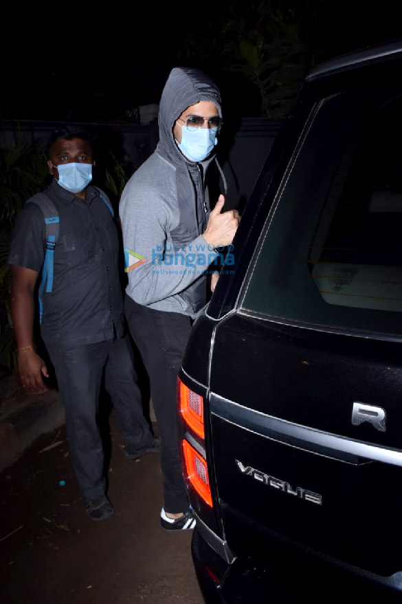 Photos: Sidharth Malhotra snapped at Versova