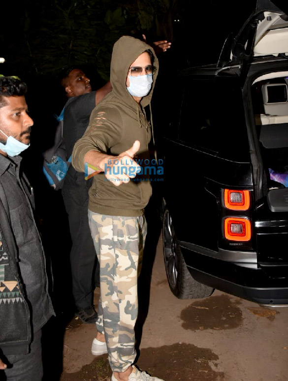 Photos: Sidharth Malhotra snapped at Versova