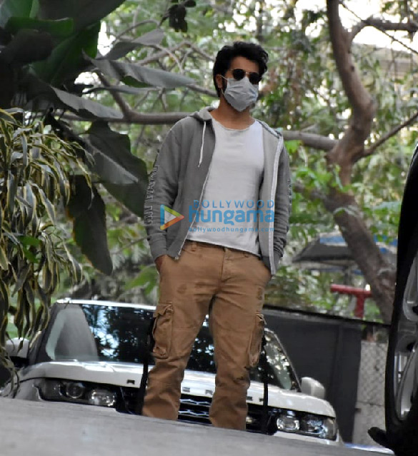 Photos: Varun Dhawan snapped at Maddock office
