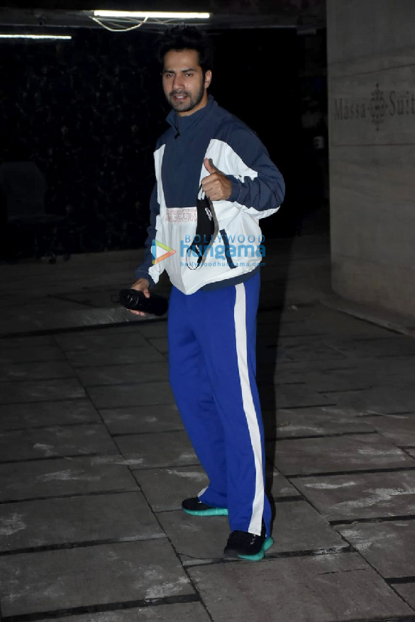 Photos: Varun Dhawan snapped at the gym Photos: Varun Dhawan snapped at the gym