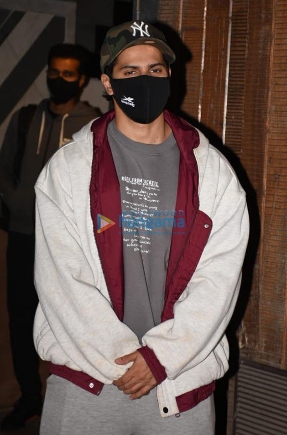 Photos: Varun Dhawan snapped at the gym in Juhu Photos: Varun Dhawan snapped at the gym in Juhu