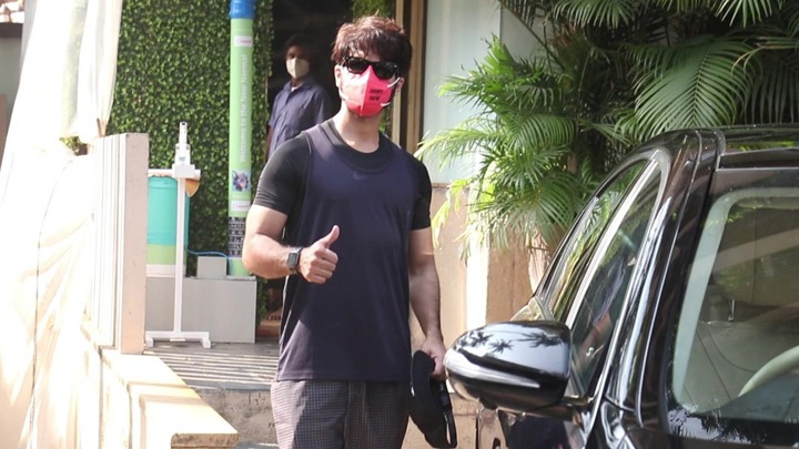 Shahid Kapoor spotted outside his Juhu home Shahid Kapoor spotted outside his Juhu home
