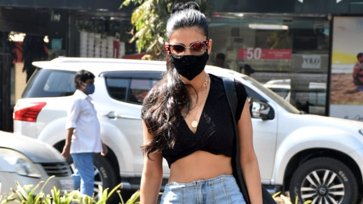 Shruti Haasan with bf spotted at Bandra Shruti Haasan with bf spotted at Bandra