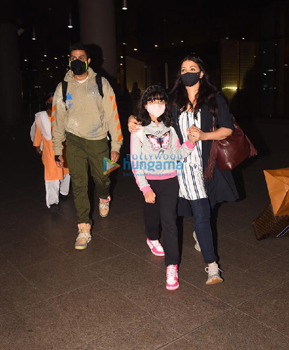Photos: Abhishek Bachchan, Aishwarya Rai Bachchan and Aaradhya Bachchan snapped at the airport