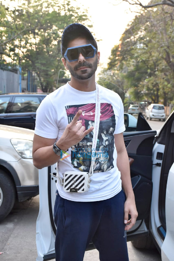 Photos: Aparshakti Khurrana snapped in Juhu