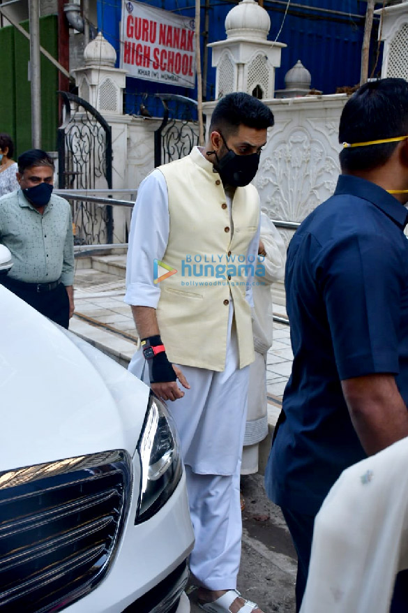 Photos: Celebs attend the prayer meet for Bunty Walia’s father