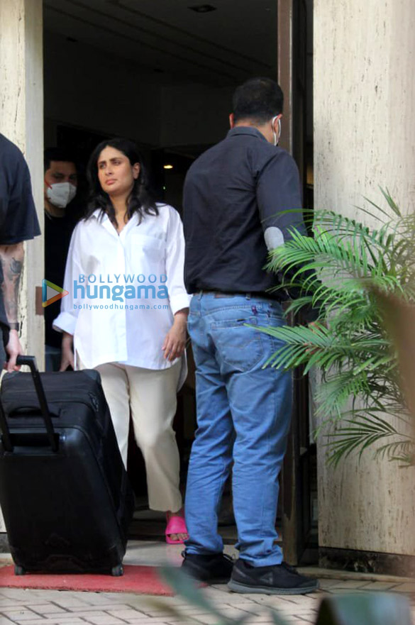 Photos: Kareena Kapoor Khan spotted in Bandra Photos: Kareena Kapoor Khan spotted in Bandra