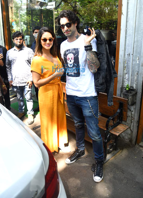 Photos: Sunny Leone and husband Deniel Weber snapped at Silver Beach cafe in Juhu Photos: Sunny Leone and husband Deniel Weber snapped at Silver Beach cafe in Juhu