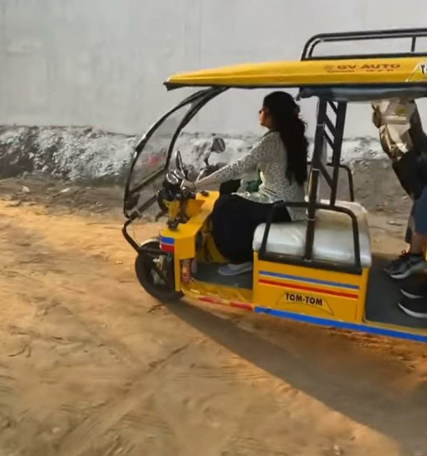 Janhvi Kapoor enjoys driving an electric rickshaw on the sets of Good Luck Jerry, watch video 