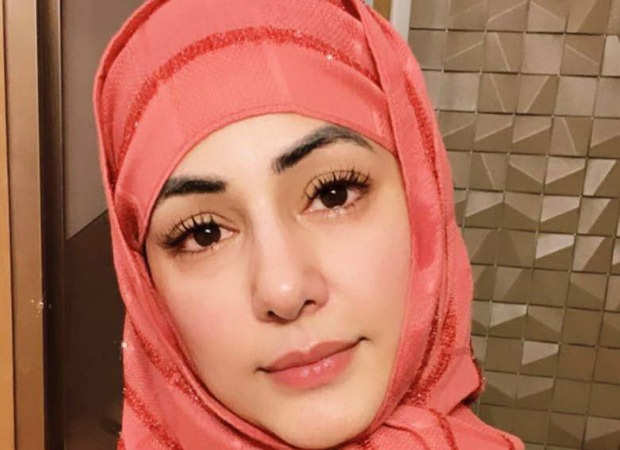 Hina Khan offers namaz for Gauahar Khan’s father after his demise Hina Khan offers namaz for Gauahar Khan’s father after his demise