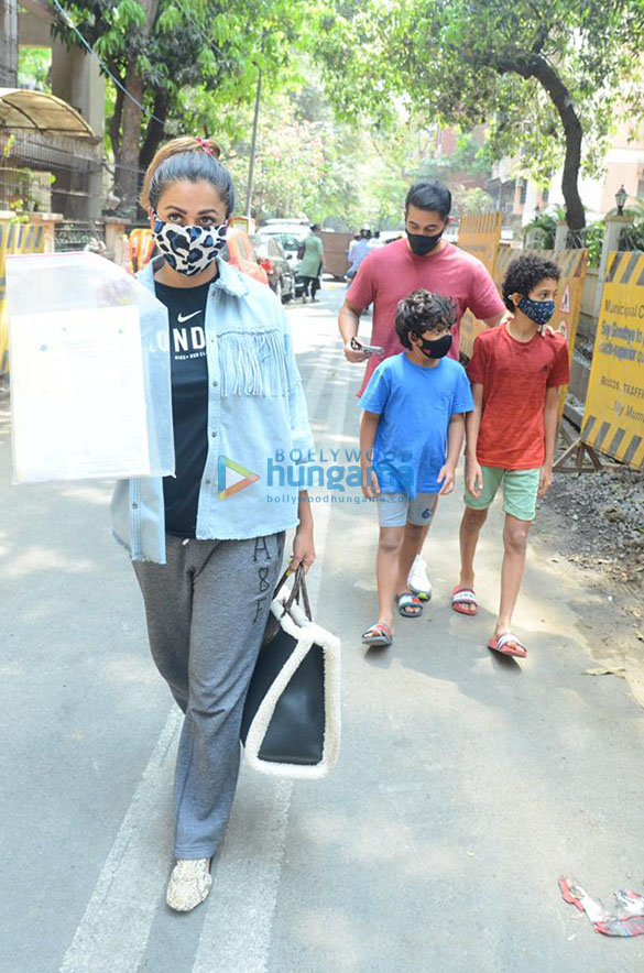 Photos: Amrita Arora snapped with family in Khar