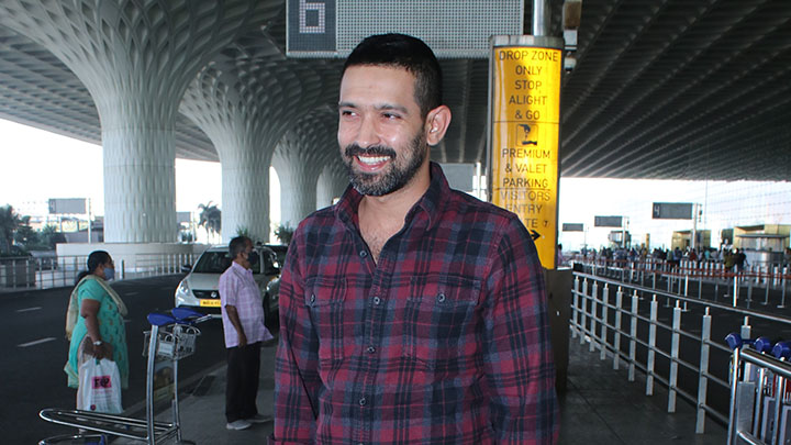 Spotted – Vikrant Massey, Shriya Pilgaonkar, Jay Bhanushali with family at Airport Spotted - Vikrant Massey, Shriya Pilgaonkar, Jay Bhanushali with family at Airport