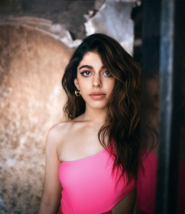 Alaya F प्रिंट बॉडीसूट और पोपी ऑरेंज फ्लेयर्ड पैंट में कलर ब्लॉकिंग के लिए एक मजबूत केस बनाता है 