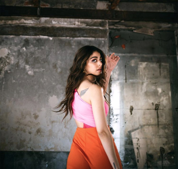 Alaya F प्रिंट बॉडीसूट और पोपी ऑरेंज फ्लेयर्ड पैंट में कलर ब्लॉकिंग के लिए एक मजबूत केस बनाता है 