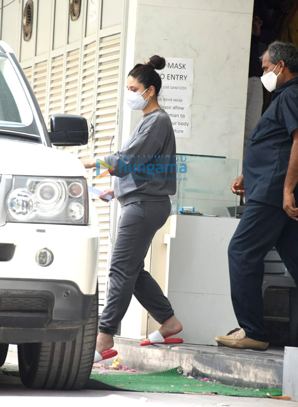 Photos: Kareena Kapoor Khan snapped outside a clinic in Bandra Photos: Kareena Kapoor Khan snapped outside a clinic in Bandra