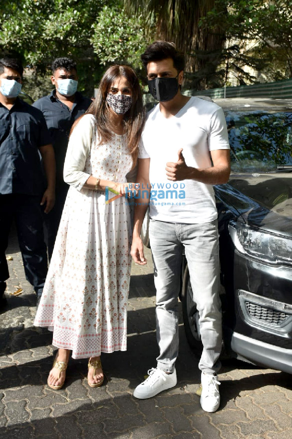 Photos: Riteish Deshmukh and Genelia Dsouza snapped at shoot location in Bandra