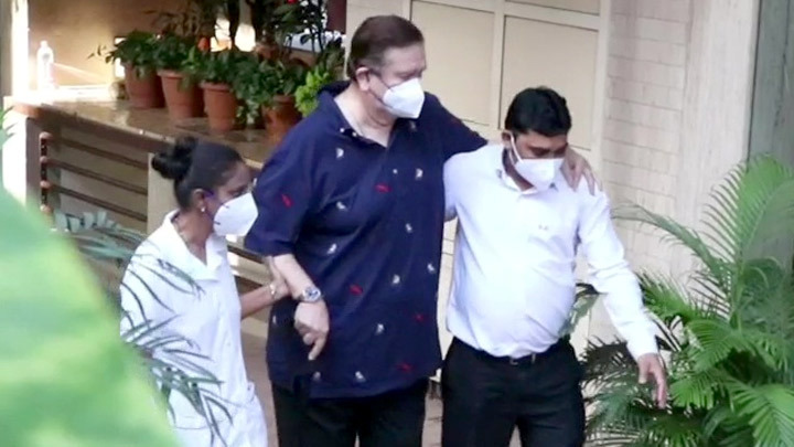 Randhir Kapoor spotted at Kareena Kapoor Khan’s house Randhir Kapoor spotted at Kareena Kapoor Khan's house