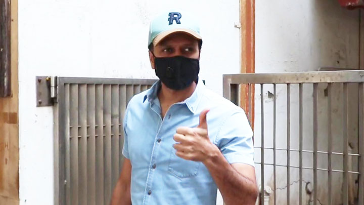 Riteish Deshmukh spotted at a clinic in Bandra Riteish Deshmukh spotted at a clinic in Bandra