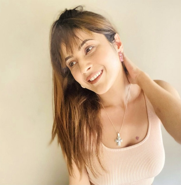 शहनाज गिल ने फ्रिंज के लिए ऑप्सन शेयर किए, नए हेयरकट फ्लॉन्ट करते हुए तस्वीरें शेयर कीं